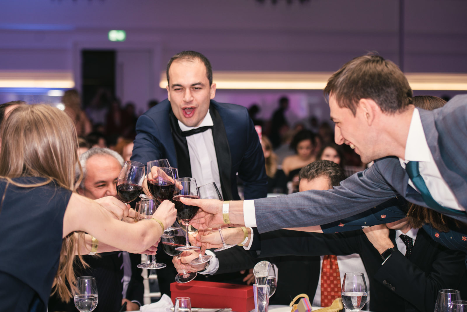 Торжественный вплотную. Бал девелоперов. Переговоры в неформальной обстановке. Фуршет вечеринка. Путин на банкете.